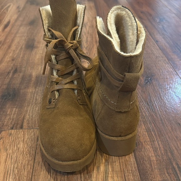 Women’s Bearpaw boots - Picture 3 of 5